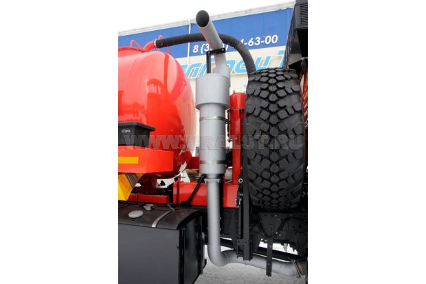 Выхлопная система нефтепромысловой автоцистерны за кабиной и вверх