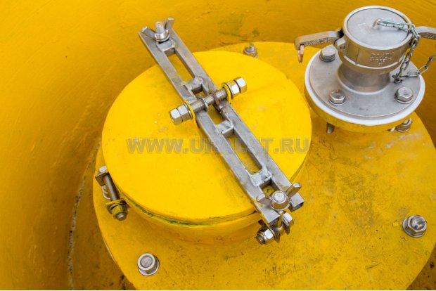 Заливная горловина цистерны. Экологический короб