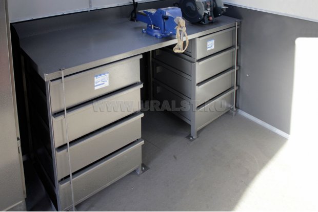 Верстак с выдвижными ящиками