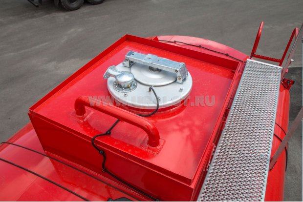 Заливная горловина цистерны. Экологический короб