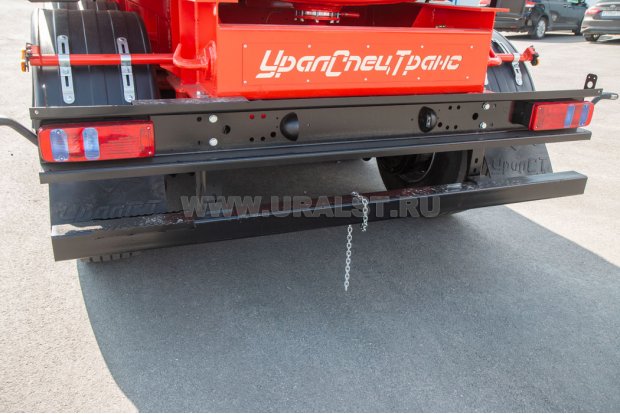 Заднее защитное устройство