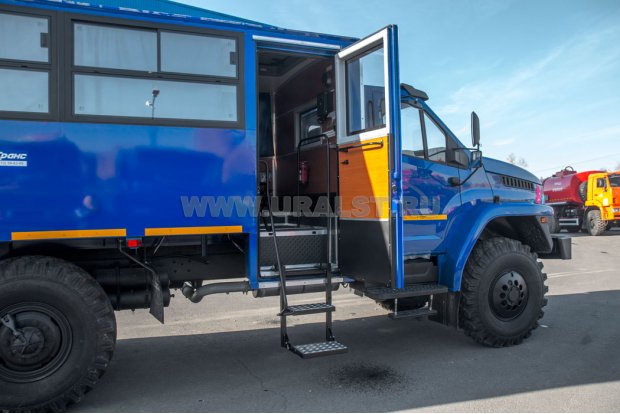 Вход в салон вахты