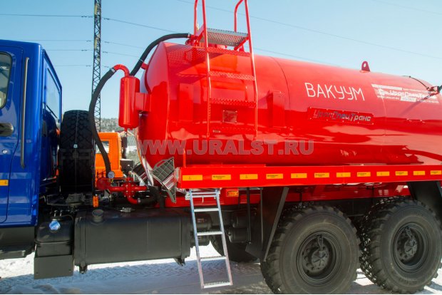 Лестница на площадку обслуживания люка цистерны