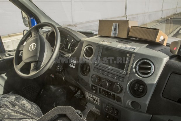 Приборная панель в кабине водителя