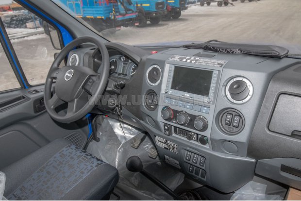 Приборная панель в кабине водителя