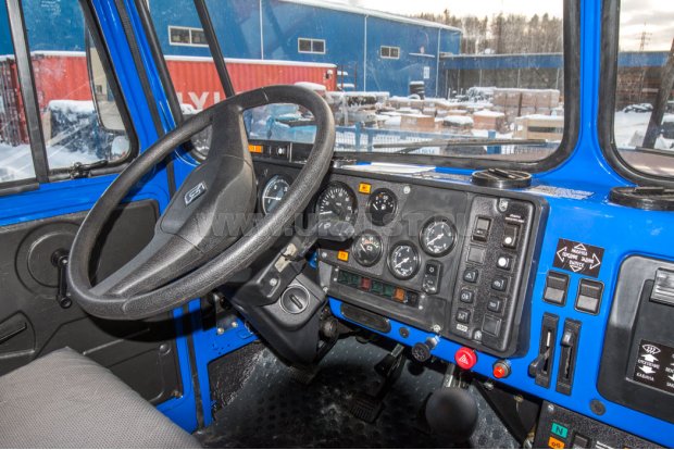 Приборная панель в кабине водителя