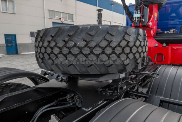 Седельно сцепное устройство с запасным колесом