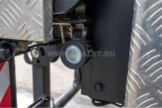 Освещение зоны выдвижения опор автокрана