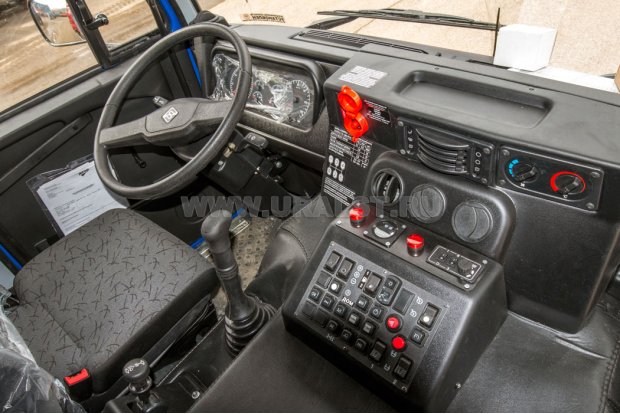 Приборная панель в кабине водителя