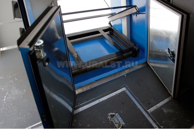 Ниша дизель-генератора внутри отсека лаборатории