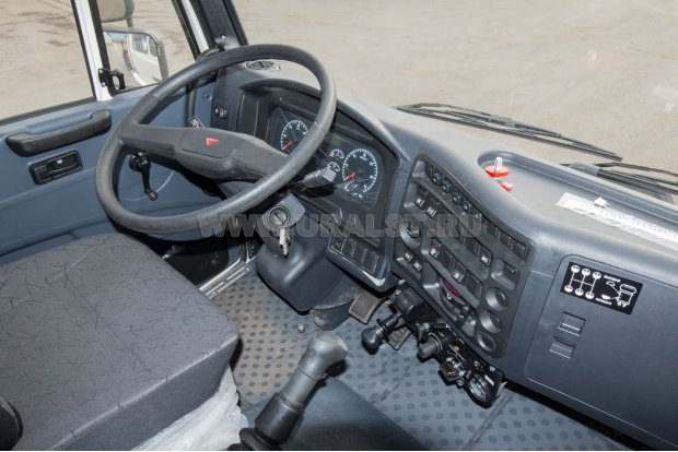 Приборная панель в кабине водителя