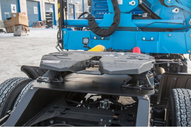 Седельно - сцепное устройство