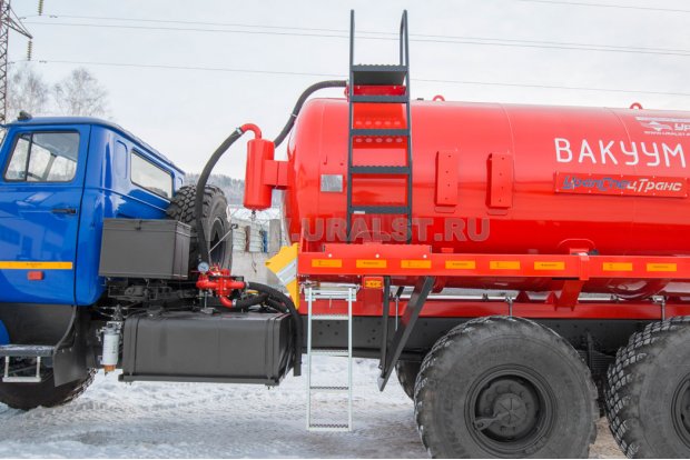 Лестница для подъема на площадку обслуживания