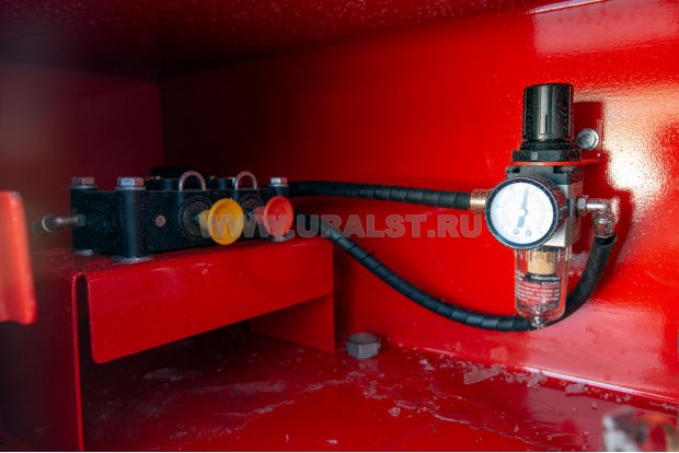 Блок пневмоуправления донным клапаном и манометр