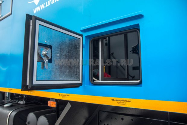 Люк доступа к сварочному выпрямителю