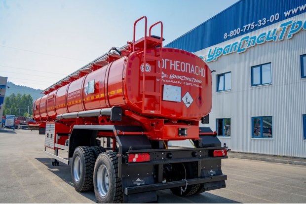 Лестница для подъема на площадку обслуживания цистерны