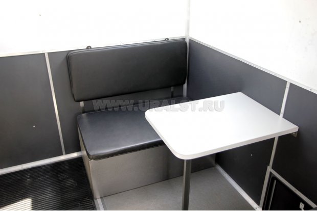 Стол. Диван-рундук