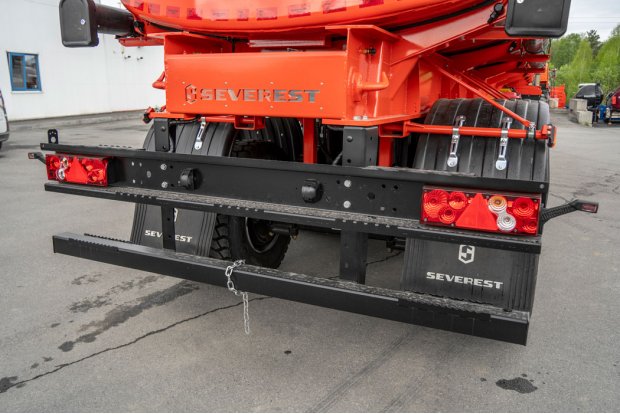 Заднее защитное устройство