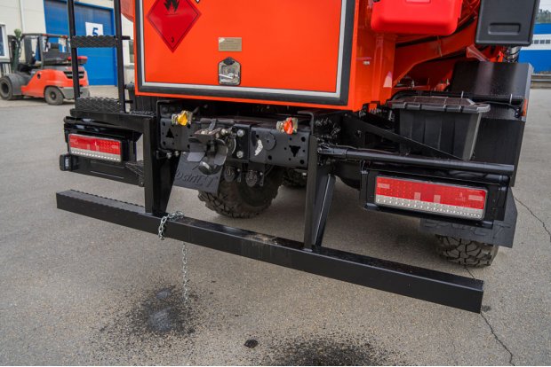 Заднее защитное устройство