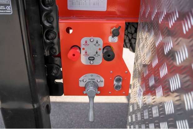 Кран управления стояночным тормозом и подвеской полуприцепа