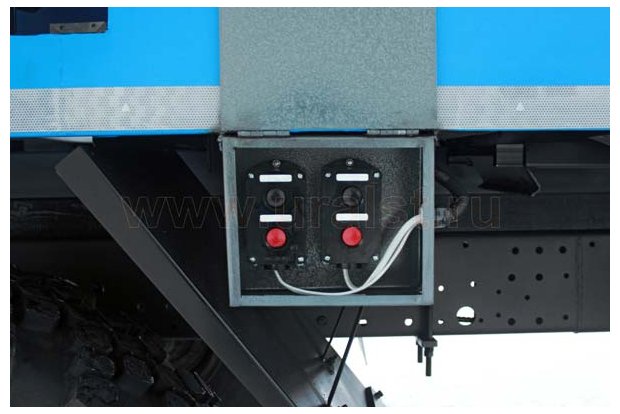 Пульт управления насосами в нише мастерской Камаз 5350