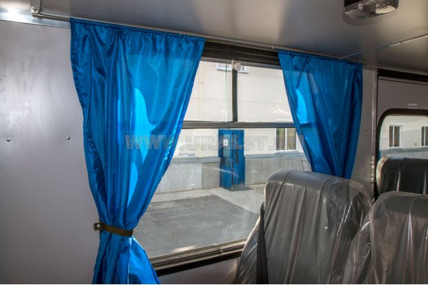 Окно с солнцезащитными шторками