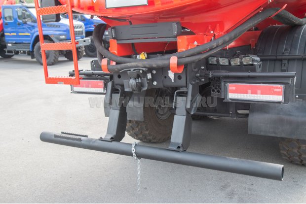 Заднее защитное устройство