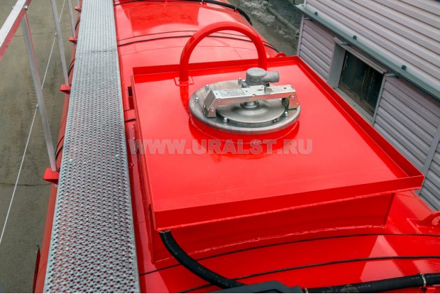 Заливная горловина цистерны