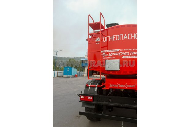 Лестница на площадку обслуживания