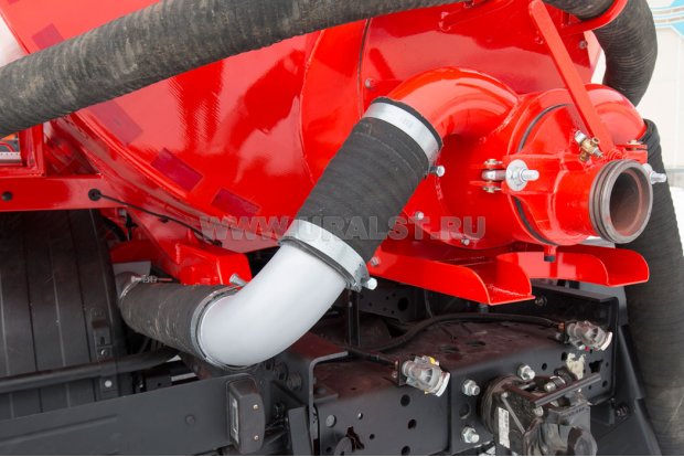 Приемный лючок с обогревом сливного крана выхлопными газами