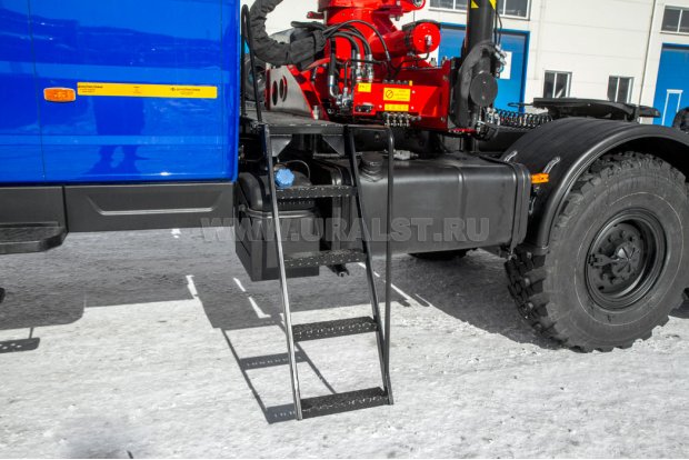 Лестница на площадку обслуживая КМУ