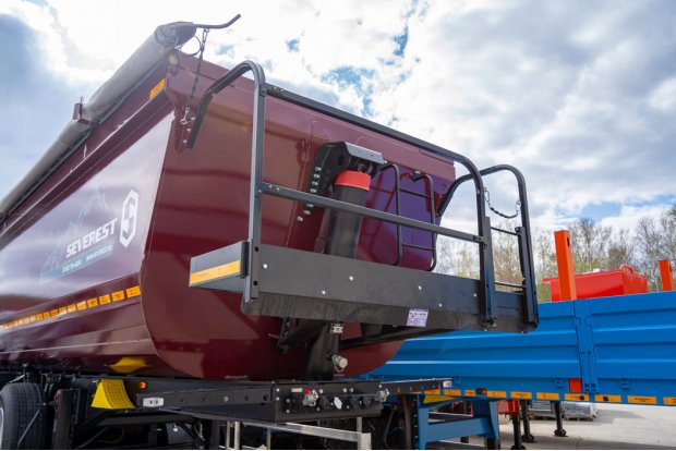 Площадка обслуживания с лестницей