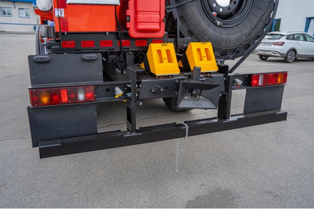 Заднее защитное устройство