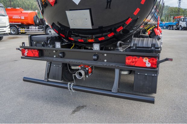 Заднее защитное устройство