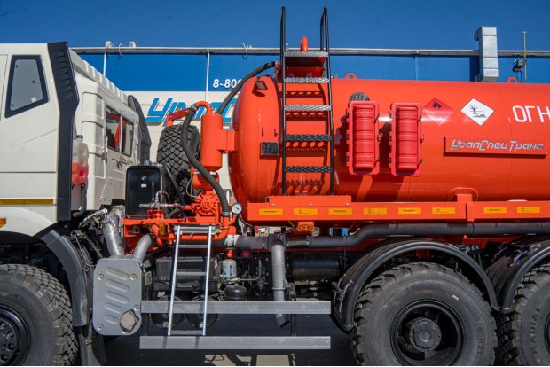 Лестница на площадку обслуживания люка цистерны