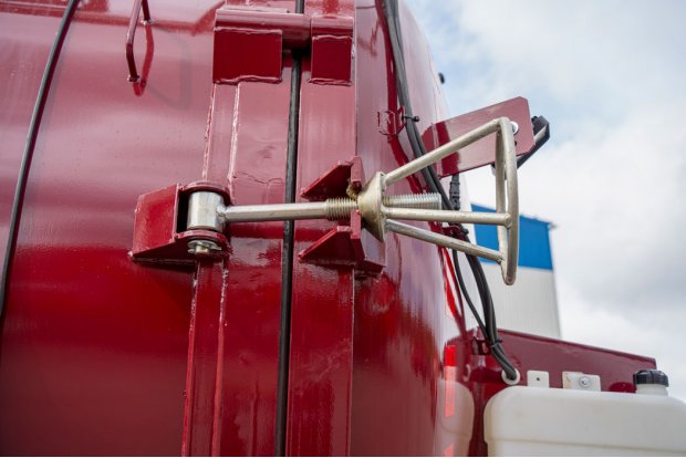 Запор открывающегося днища