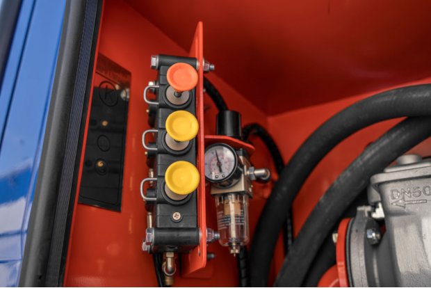 Блок пневмоуправления донными клапанами и манометр