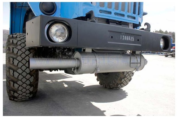 Выпускной тракт нефтепромысловой автоцистерны Урал вперед под передний бампер