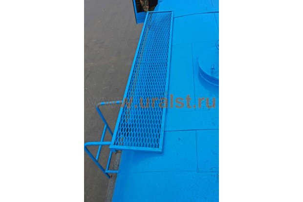 Площадка обслуживания нефтепромысловой автоцистерны