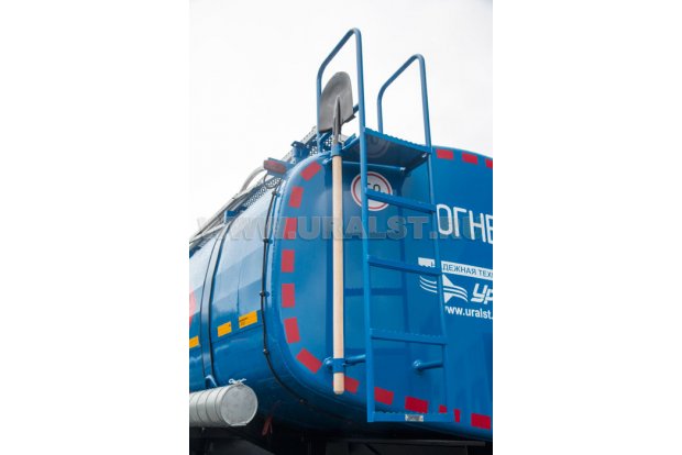 Лестница на площадку обслуживания цистерны