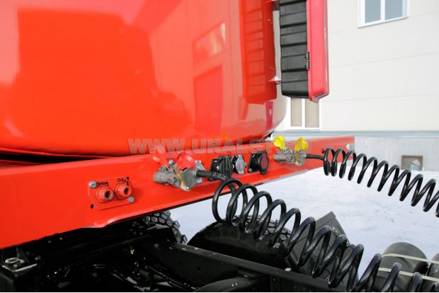 Разъемы для соединения электросистемы и пневмосистемы полуприцепа и тягача