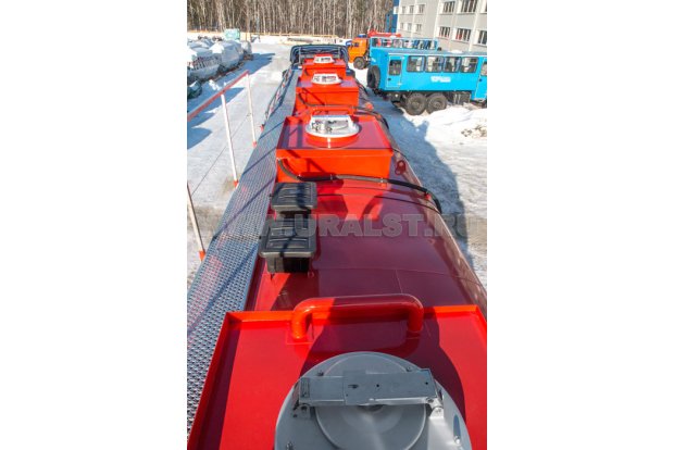 Заливные горловины цистерны