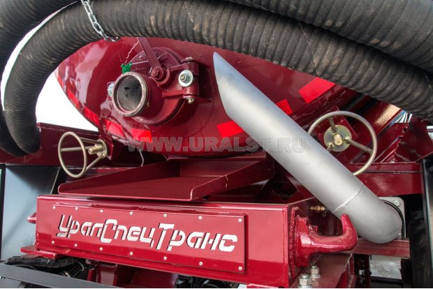 Вывод трубопровода отвода выхлопных газов к приемному лючку полуприцепа