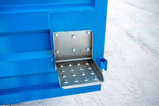 Ступенька для подъема на бортовую платформу