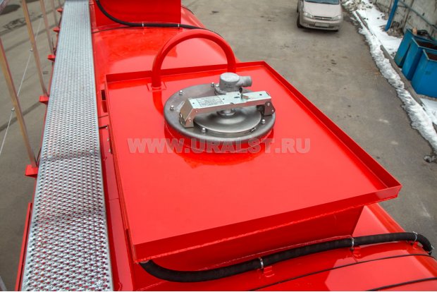 Заливная горловина цистерны. Экологический короб