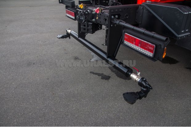 Задняя поливомоечная рейка с двумя форсунками