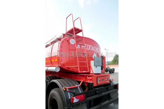 Лестница на площадку обслуживания цистерны