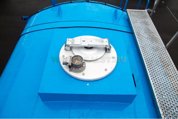 Заливная горловина цистерны