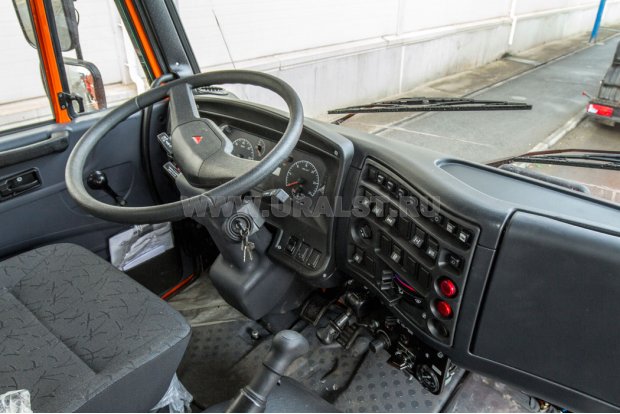 Приборная панель в кабине водителя