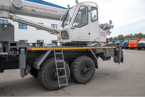 Откидная лестница к месту работы оператора